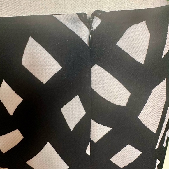 Calvin Klein Black & White Abstract Print Textured Crepe Tulip Hem Skirt Size 4 - Picture 6 of 9